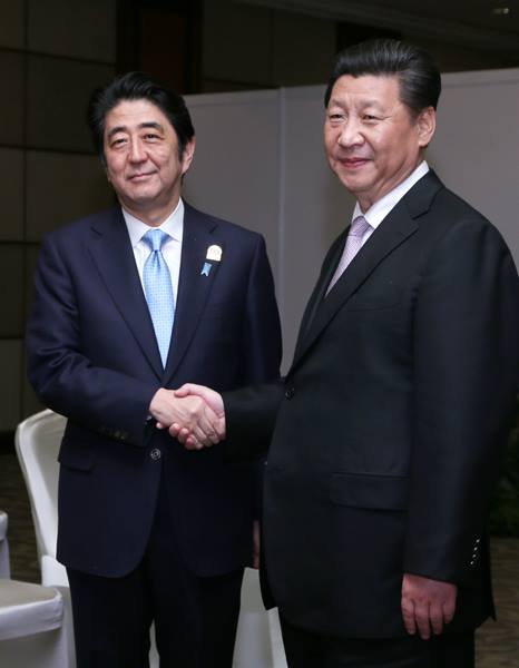 日本首相安倍晉三（左）一直想促成中國國家主席習近平訪問日本，但面臨國內反對聲浪，計畫可能胎死腹中。   圖：翻攝自日本首相官邸臉書