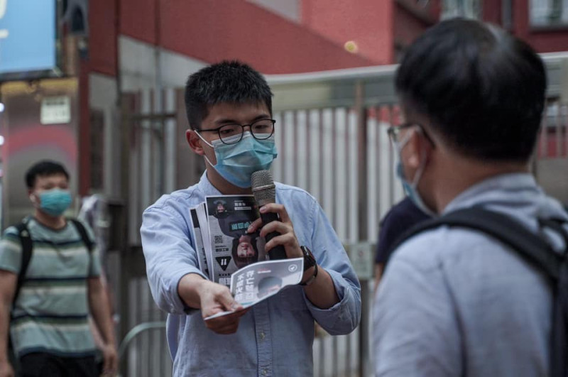 黃之鋒現身香港街頭發傳單，為下週末立法會初選宣傳。   圖：取自黃之鋒臉書