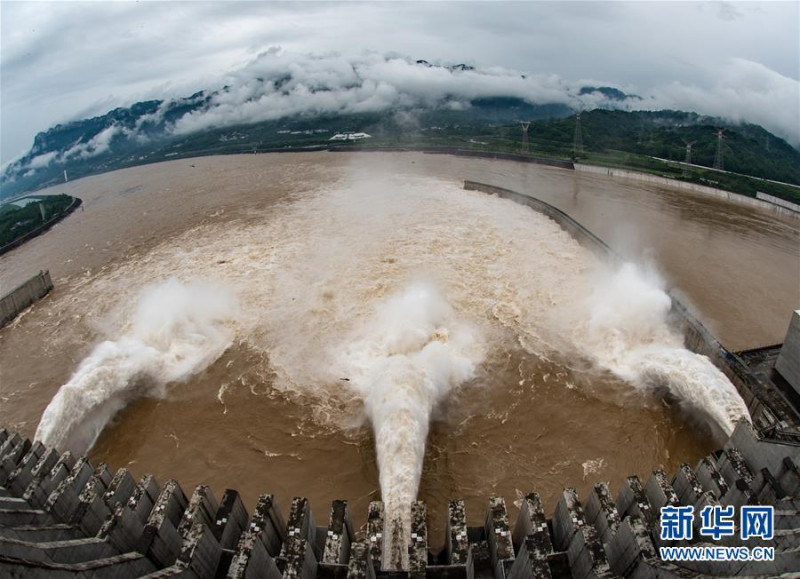 長江三峽樞紐開啟洩洪深孔洩洪。   圖：翻攝新華網