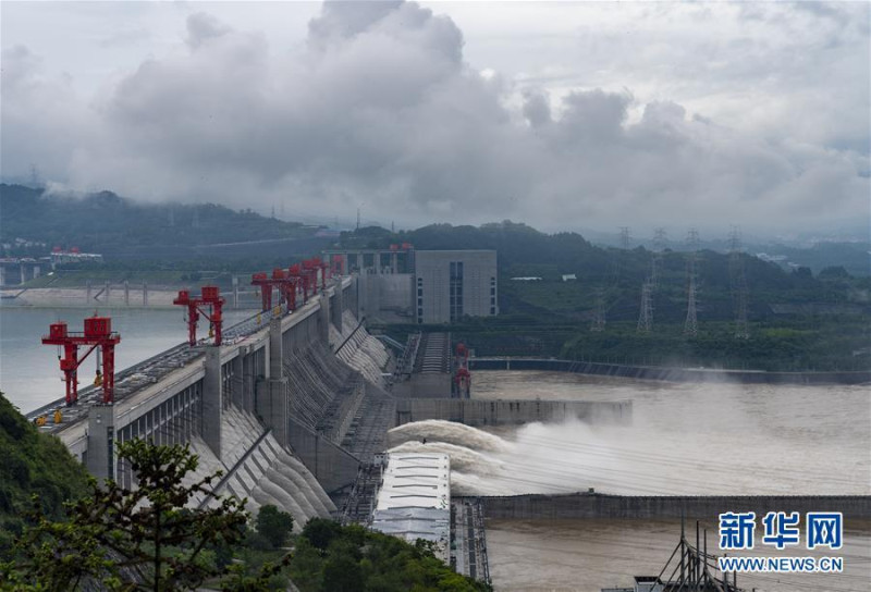 黃觀鴻表示，重慶和武漢兩大城市幹流上是不允許建大壩的，今年的中國洪水特點暴露了三峽大壩設計的最大缺陷。   圖：翻攝新華網