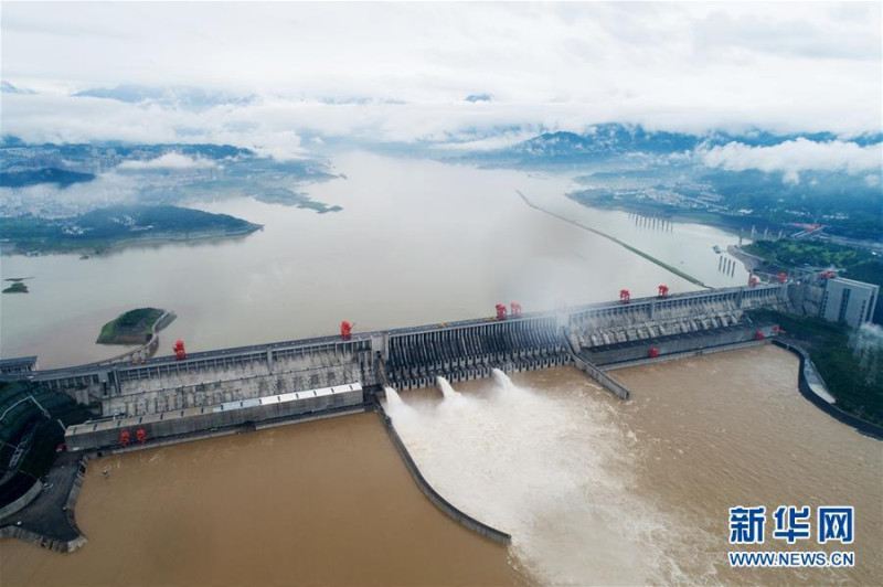 空拍機拍攝到長江三峽樞紐開啟洩洪深孔洩洪。   圖：翻攝新華網
