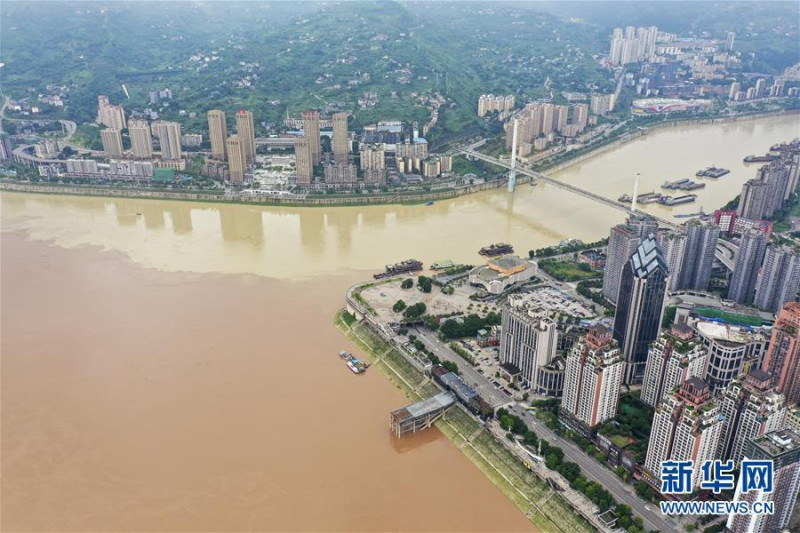 7月2日重慶涪陵區烏江（圖上半部）和長江交匯處。   圖：翻攝新華網
