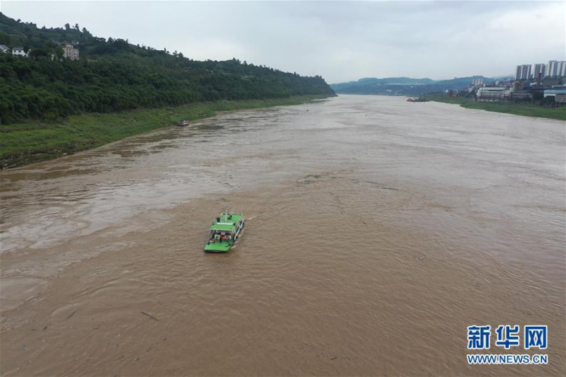 長江清溪場水文站的測量船在長江上開展測量作業。   圖：翻攝新華網
