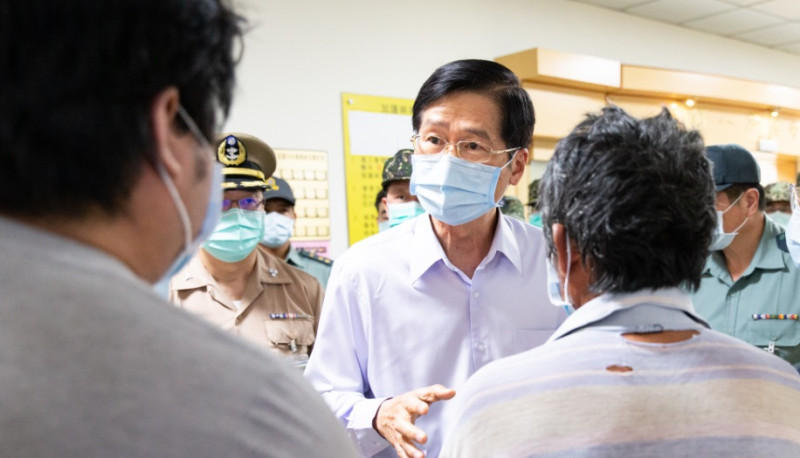 嚴部長慰問家屬，表達蔡總統關心之意   圖:軍聞社提供