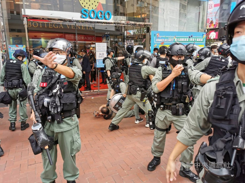 港區國安法6月30日深夜生效，香港警方7月1日在銅鑼灣驅散及逮捕準備參與遊行的示威人士。   圖/中央社資料照片