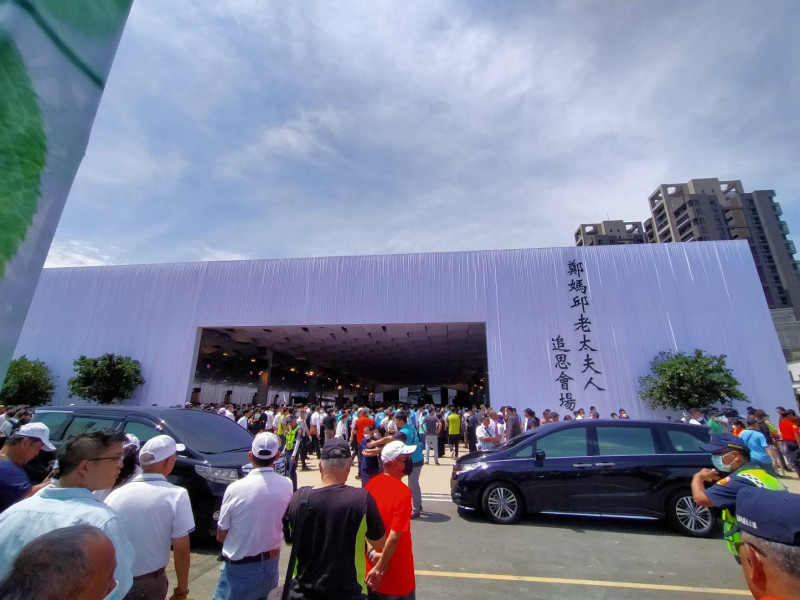 桃園市長鄭文燦母親公祭今 (4) 天早上10點舉辦，現場陸續湧入人潮，預估有8千多個團體、超過2萬人參與。   圖： 林昀真/攝