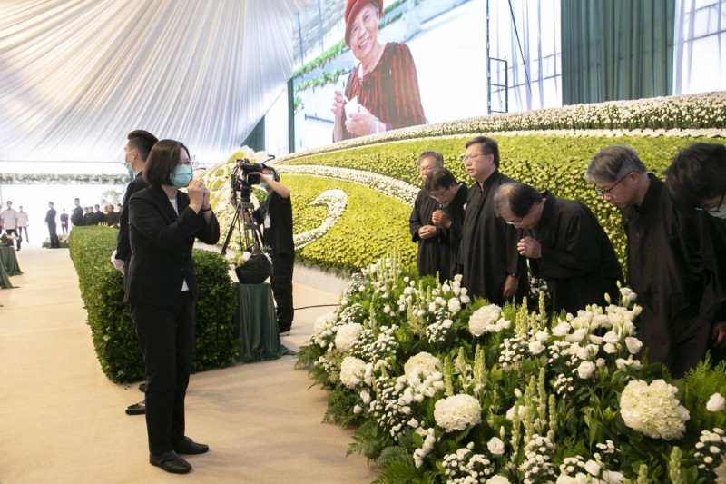 蔡總統至鄭文燦母親公祭會場，表達哀悼之意。   圖 : 龍巖/提供