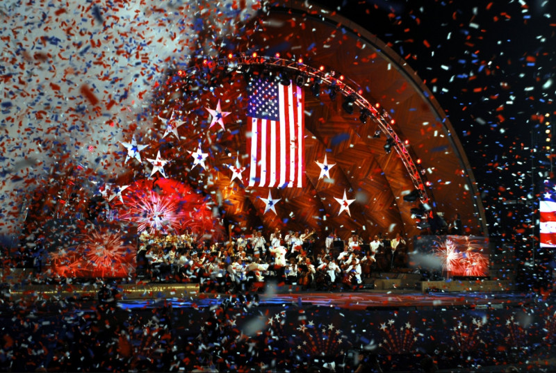 今天是全美國普天同慶的「獨立紀念日」。圖為2008年波士頓大眾樂團煙火匯演(Boston Pops Fireworks Spectacular)和波士頓海港節(Boston Harborfest)慶祝活動，今年因疫情取消。   圖：翻攝自美國在台協會 AIT