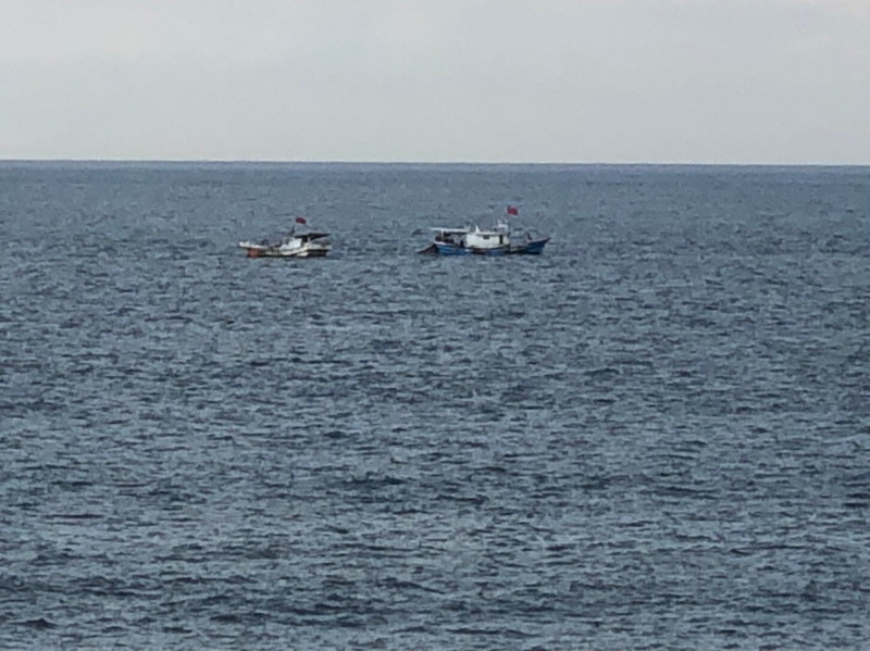 北台灣唯一的飛魚追逐網船隊，船頂立著國旗，時而分開，時而靠近。    圖：新北漁業及漁港事業管理處／提供