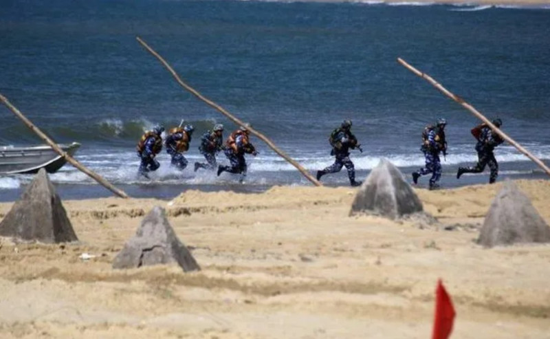 中國解放軍近日正在西沙群島海域進行軍事訓練「奪島作戰」。   圖：翻攝自微信