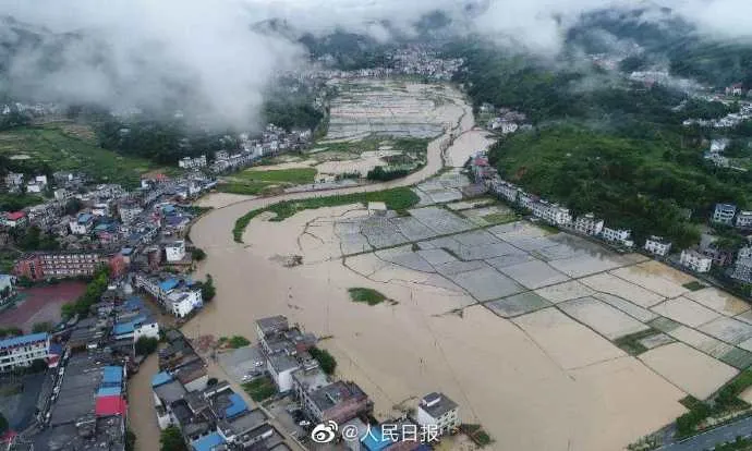 中國連日大雨致災，造成多處洪水氾濫，街道變成河流，許多房屋泡在水裡。   圖：翻攝自人民日報