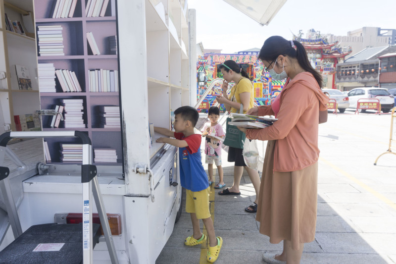 台中市的行動圖書車抵達萬和宮。   萬和宮/提供