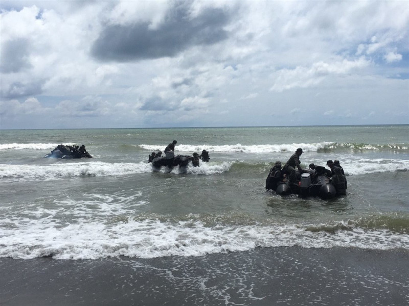 海軍陸戰隊3日操演發生橡皮艇翻覆意外，造成3名官兵命危。圖為2018年海軍陸戰隊操演情形。   （圖取自facebook.com/ROCMarineCorp）