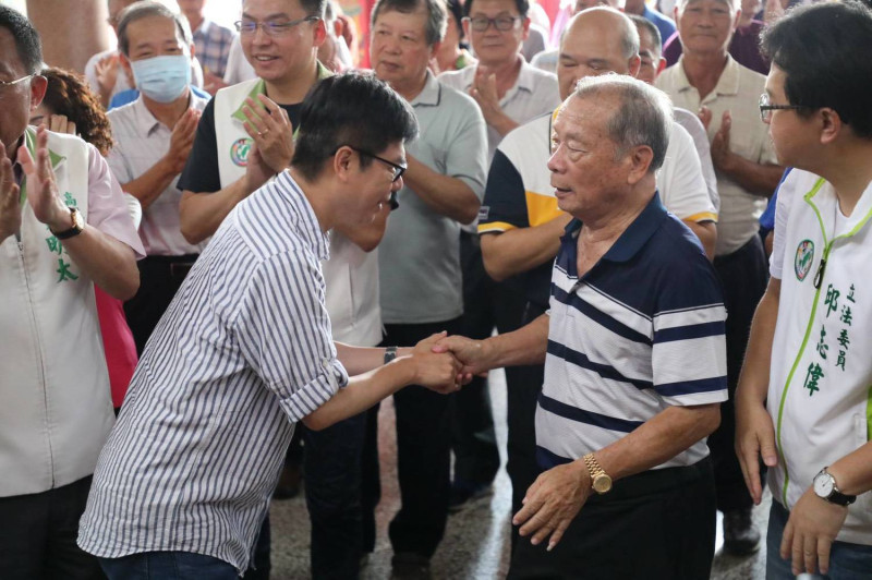 陳其邁(左)在路竹一甲觀音亭與支持者握手。   圖：陳其邁競總/提供