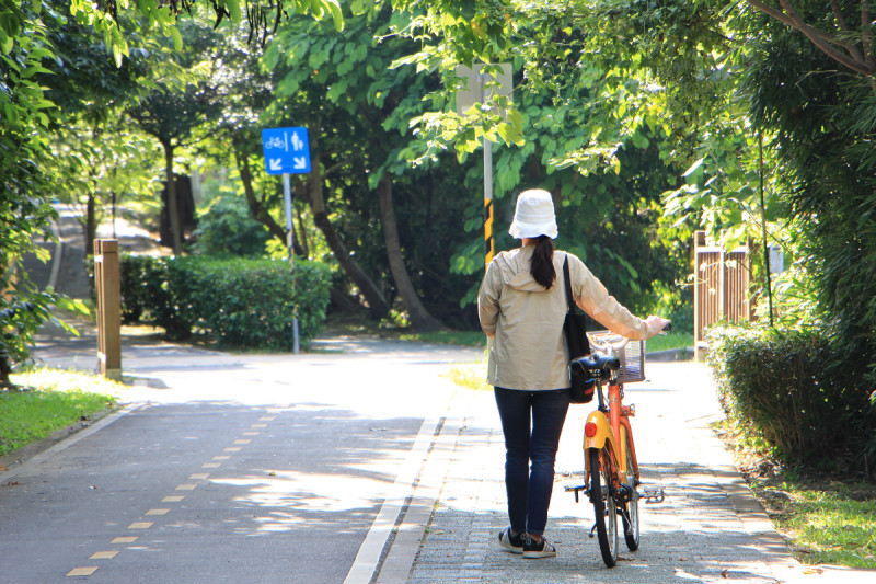 台北市北投區藏著一條短短的綠色廊道，散步騎車皆相宜。   圖：北市工務局／提供