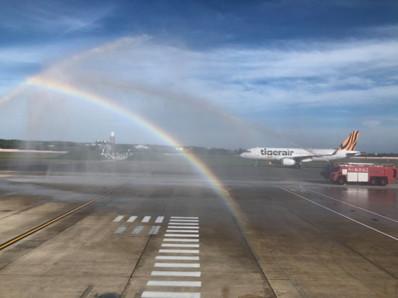 虎航飛往金門、澎湖的班機今日首航，獲得盛大迎接。   圖：翻攝自 虎航臉書
