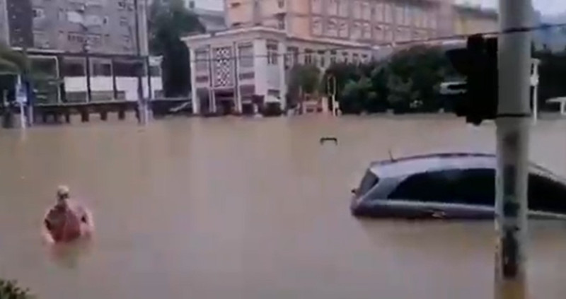 武漢排洪系統處於癱瘓或半癱瘓狀態，整個城市泡在水中，居民苦不堪言。   圖：翻攝Jennifer Zeng 曾錚推特