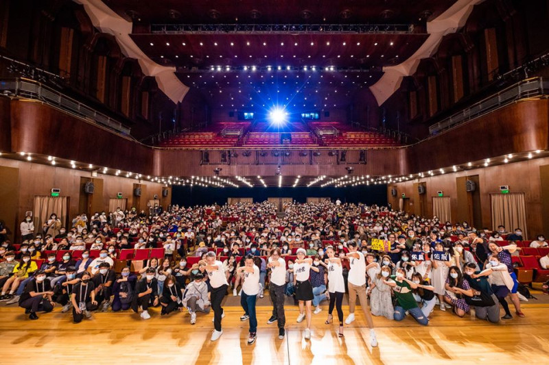 昨晚《打噴嚏》主創團隊在台北電影節跟600位影迷一起觀賞世界首映。   圖：翻攝台北電影節臉書粉絲專頁