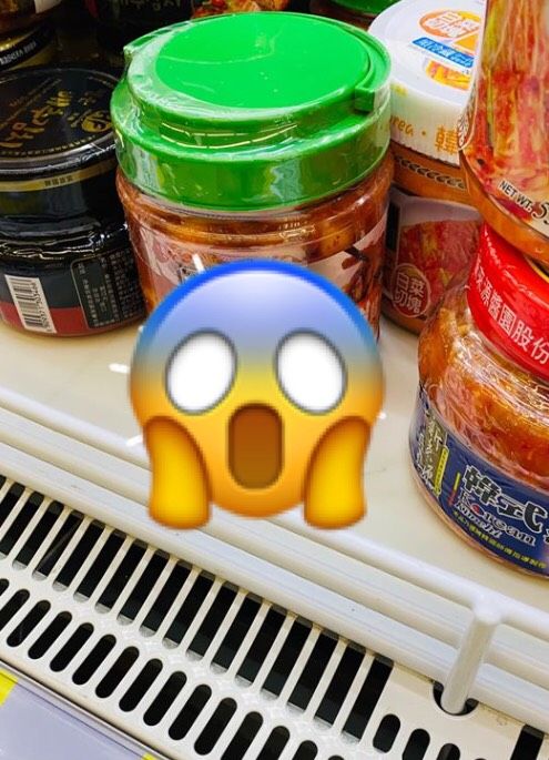 逛超市卻驚見「壁虎」在泡菜罐上。   圖／翻攝自臉書社團