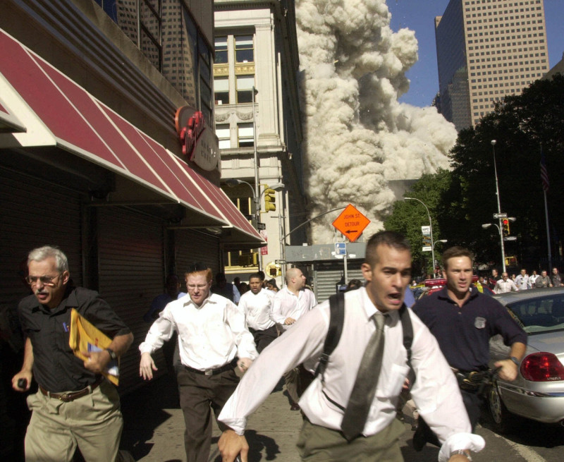 庫柏為照片中最左邊穿黑衣男子，911事件時，可見他驚恐地逃離現場。   圖：達致影像 / 美聯社