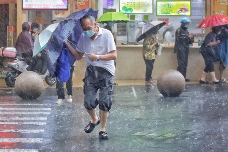 上海暴雨藍色預警信號更新為暴雨黃色預警信號   圖：擷取至上海氣象