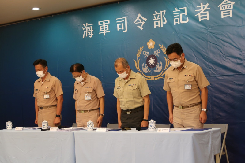 海軍司令部6日舉行「海軍登陸作戰訓練意外事件調查說明記者會」，記者會一開始先為死亡的二位官兵默哀。   圖：林朝億/攝