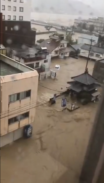 人吉市的球磨川潰堤，造成大範圍區域淹水。(圖為人吉市)   圖：擷取自推特(資料照片)