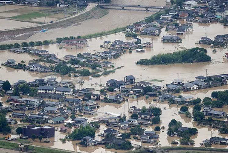 日本熊本縣受災，整個社區泡在水裏。   圖：翻攝自新華社(資料照片)