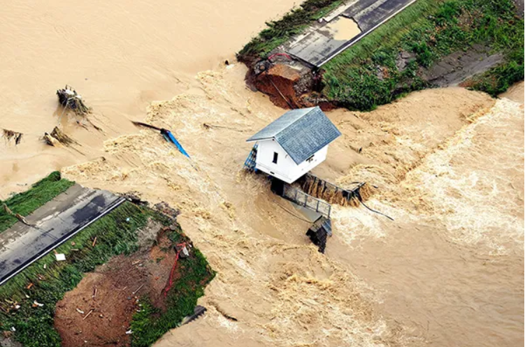 球磨川氾濫形成的洪水幾乎淹沒整個人吉市，地勢低窪處在水下，整棟房屋只有房頂的一部分露出水面。   圖：翻攝自人民視覺