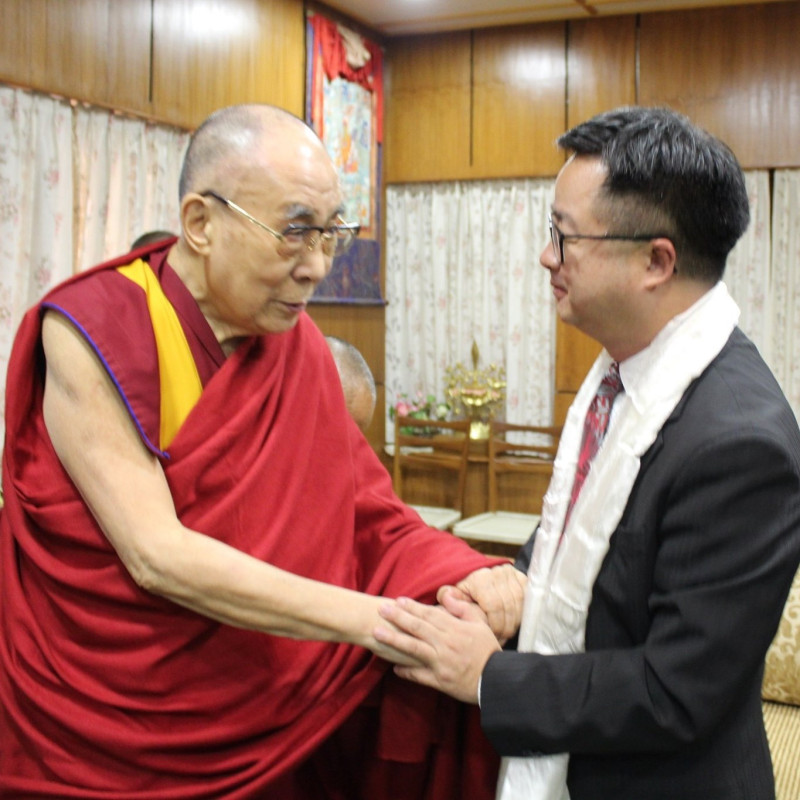 民進黨錢秘書長羅文嘉（右）2019年曾遠赴印度訪問達賴喇嘛，受到尊者歡迎。   圖：翻攝自羅文嘉臉書