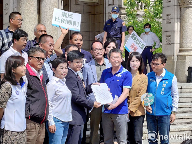 司法院派人接下聲請案。   圖：黃建豪/攝