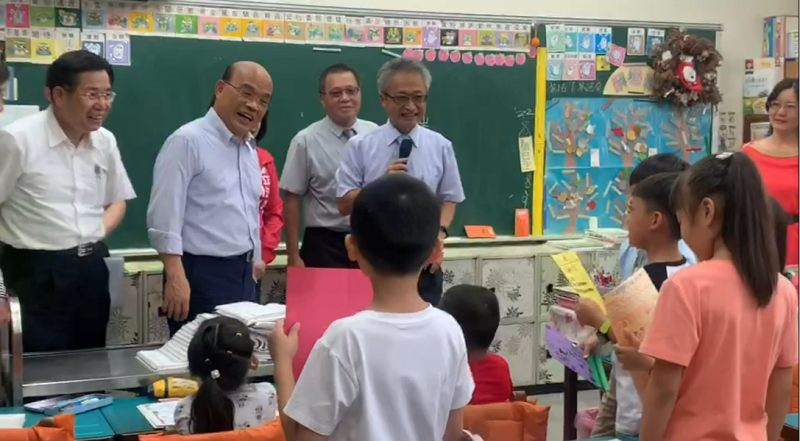 行政院長蘇貞昌7日南下視察台南市老舊校舍改善情形，宣布兩年內全國中小學教室裝冷氣的重大政策。   圖：行政院提供（擷自影片）