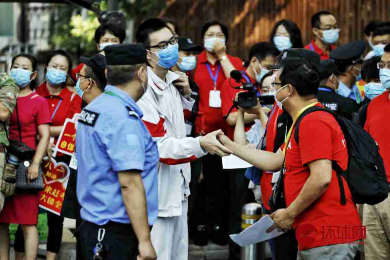 中國大陸高考今 (7) 日舉行，許多學生與家長都戴著口罩赴考場。   圖 : 翻攝自新華網