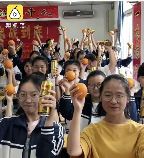 中國高考，老師還發了兩瓶紅牛和一個橙子，意味著考生「心想事成」。   圖：擷取自梨視頻影片