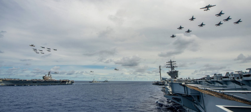 美國的尼米茲號及雷根號在南海進行軍演，引起外界關注。   圖：翻攝自推特