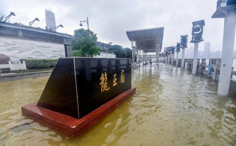 7月6日長江水已漫上位於湖北武漢的龍王廟觀景平台。   圖:翻攝自微博