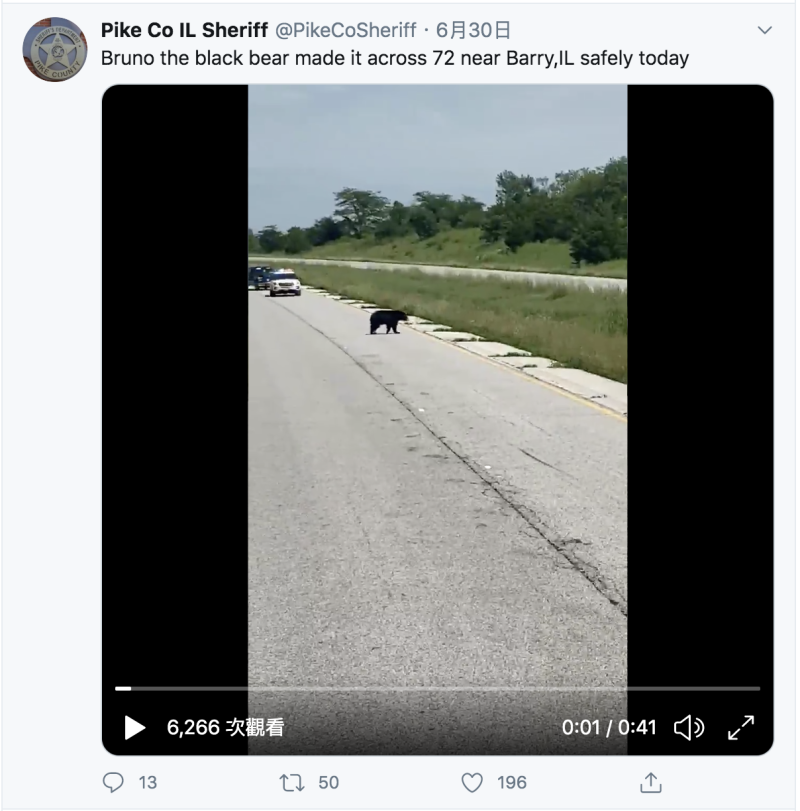 動保人員護送布魯諾過馬路。   圖：擷取自Pike Co IL Sheriff Twitter