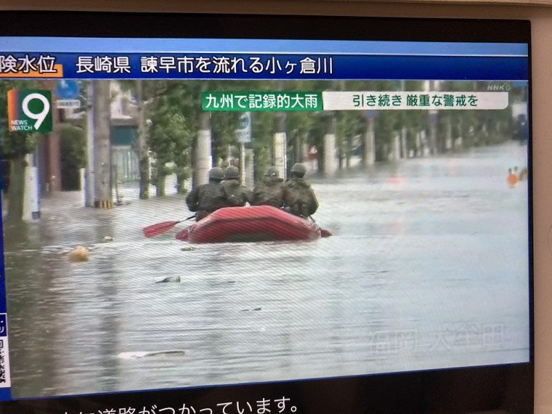 長崎暴雨，市街成河。   圖：攝自NHK8日9點新聞