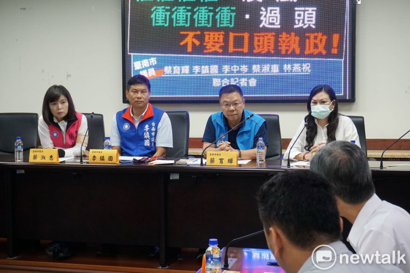 行政院宣佈全國的國中小學將在2022年全面裝設冷氣，台南市議會議員舉行記者會表肯定，但請中央全額買單。   圖：黃博郎／攝