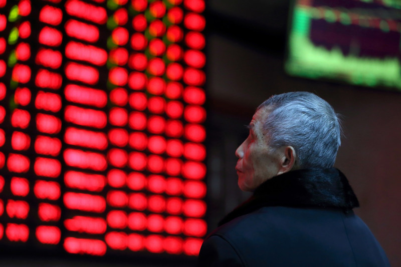 一個中國民眾，正在看著大漲的中國股市。   圖 : 達志影像 / 路透社
