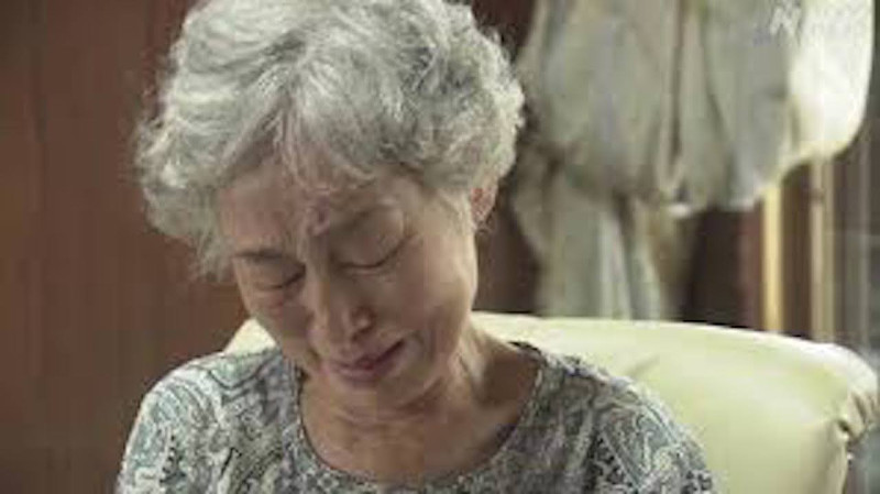 井上節子哀傷先生為了救她而犧牲生命。   圖：NHK影片截圖。