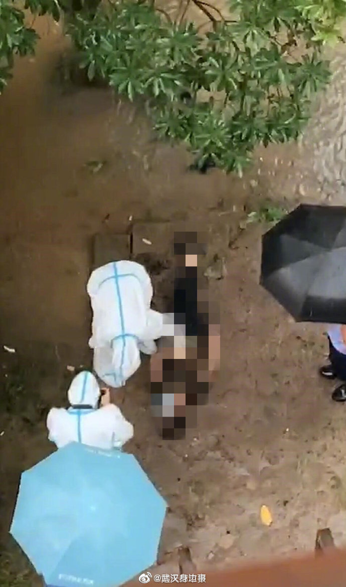 武漢一社區驚見浮屍，證實為觸電身亡。   圖：翻攝自微博