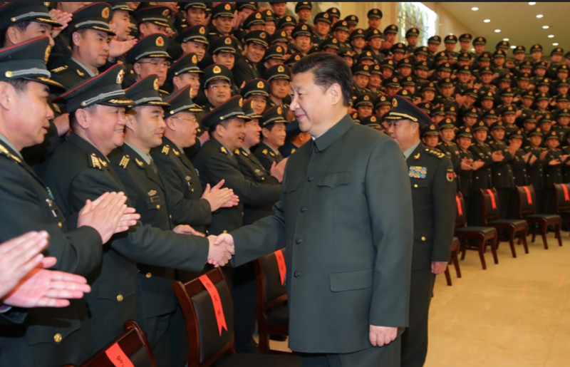 中國國家領導人習近平（前排右）被指疑似政權不穩，不僅拉攏武警領導的政治安全機構，還將展開政法系統清理門戶行動。   圖：翻攝自中國國防部官網