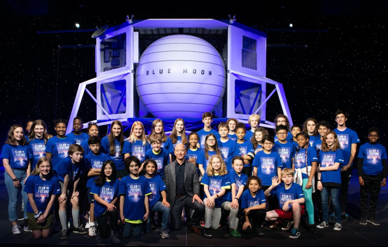 藍色起源（Blue Origin）太空公司積極爭取 NASA合約，圖中西裝者為創辦人貝佐斯。   圖：截取自貝佐斯推特