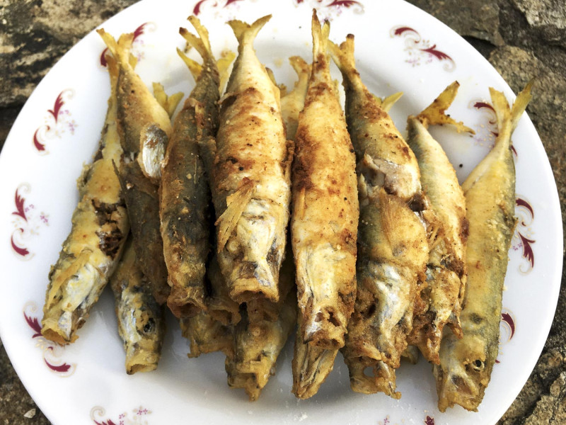 炸鯷魚可說是馬祖人夏天最平民的尋常料理。   圖：張良一/攝