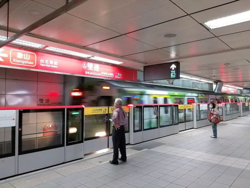 台北市公共運輸處於今（9）表示，針對民眾使用1280月票搭捷運至破萬一事，經查證之後發現，常使用金額超過1萬元以上的約有3張卡。   圖：取自台北捷運臉書