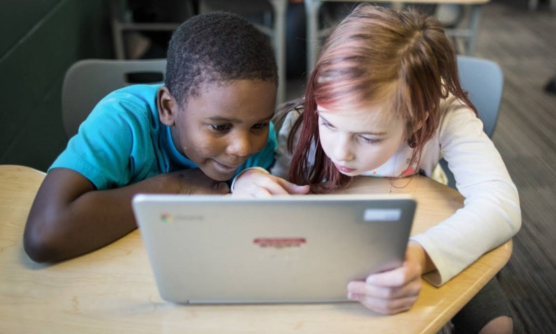 暑假是孩童上網、使用社群平台的高峰時期，專家提出三項建議給家長，避免孩子過度沉迷上網或接觸到不當內容。圖為孩童上網示意圖。   圖：取自google官網