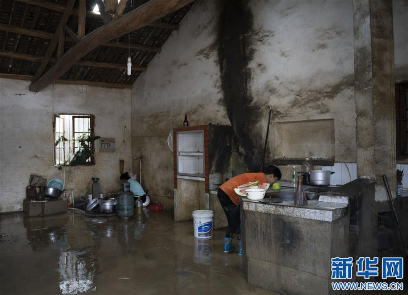 長江中下游地區災情頻傳，民眾積極展開自救。   圖：新華社