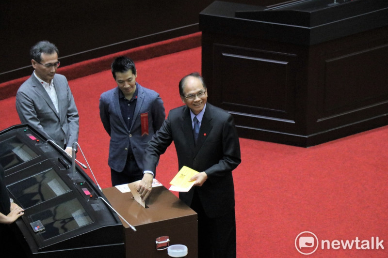 立院今舉行考試委員人事案投票，院長游錫堃到場投下同意票。   圖：謝孟華/攝