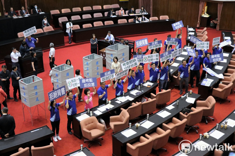 立院今舉行考試委員人事案投票，國民黨團多名立委到場舉牌抗議。   圖：謝孟華/攝